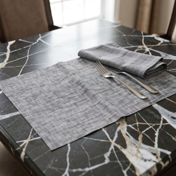 Set of 4 woven placemats; washable and heat-resistant; suitable for kitchen and dining tables